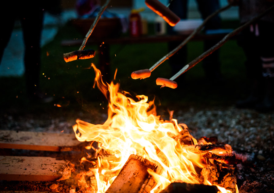 How to cook on a fire. Костер прямой. Хот дог на костре. Cook over a Campfire. Бассейн в ковше над огнем.